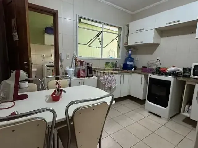 Casa com 200m² 2 quartos e 1 banheiro, à venda, no bairro Centro em Guararema