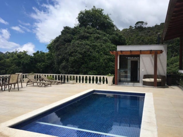 Casa com 5300m² 5 quartos e 1 banheiro, à venda, no bairro Valparaíso em Petrópolis