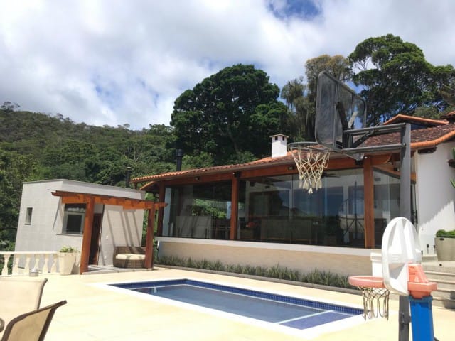 Casa com 5300m² 5 quartos e 1 banheiro, à venda, no bairro Valparaíso em Petrópolis