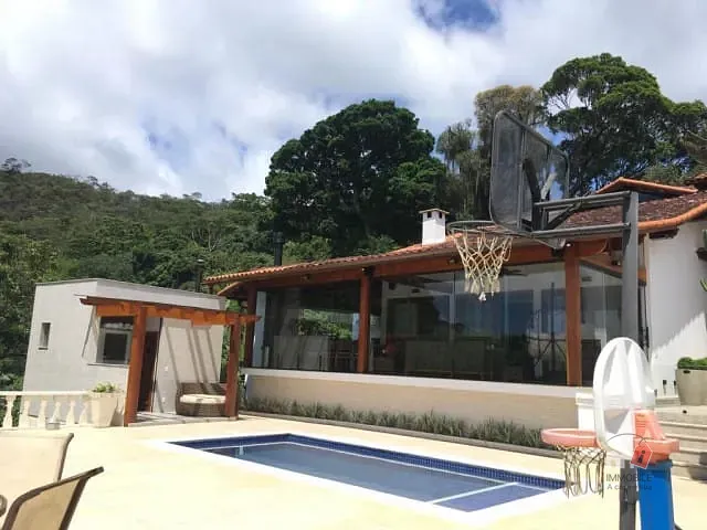 Casa com 5300m² 5 quartos e 1 banheiro, à venda, no bairro Valparaíso em Petrópolis