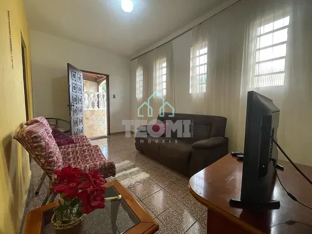 Casa com 300m² 3 quartos e 2 banheiros, à venda, no bairro Jardim Bela Vista em Taubaté