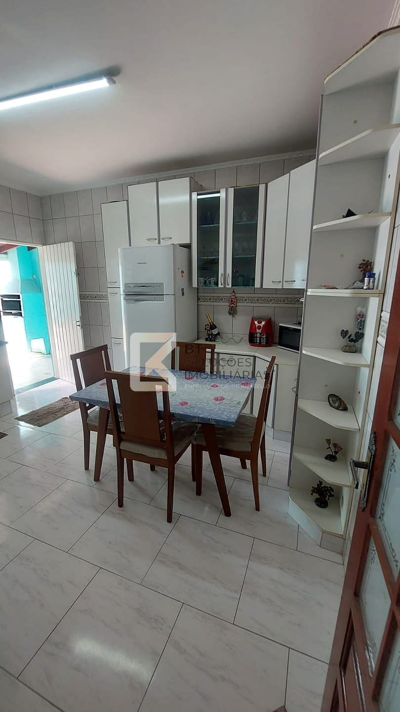Casa à venda com 3 quartos, 208m² - Foto 4