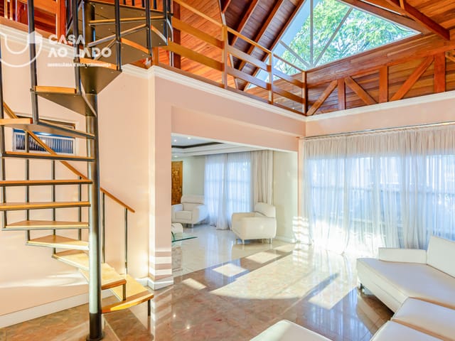Casa 4 quartos e 12 banheiros, para alugar, no bairro Guabirotuba em Curitiba