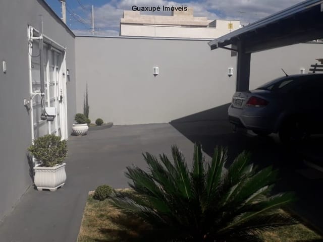 Foto do Casa - Casa Residencial em Bairro Nobre!
Possui 3 dormitórios sendo 1 suíte com closet, banheiro social.
Sala de estar e cozinha integradas
Móveis planejados na cozinha e banheiros.
Área gourmet integrada com a garagem | Guaxupé Imóveis Ltda