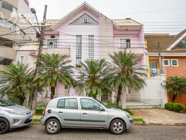 Casa 3 quartos e 4 banheiros, à venda, no bairro Água Verde em Curitiba