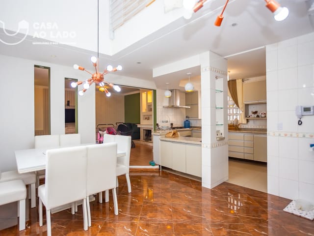 Casa 3 quartos e 4 banheiros, à venda, no bairro Água Verde em Curitiba
