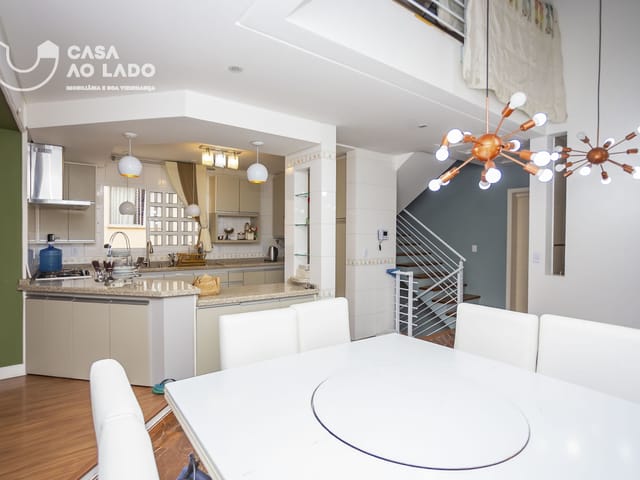 Casa 3 quartos e 4 banheiros, à venda, no bairro Água Verde em Curitiba
