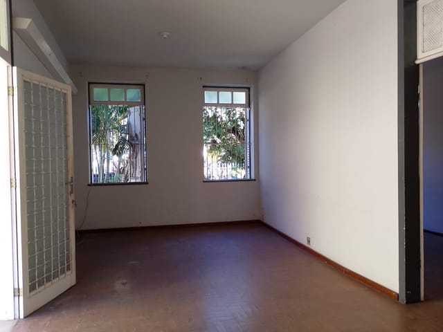 Casa 2 quartos e 2 banheiros, para alugar, no bairro Centro em Cataguases