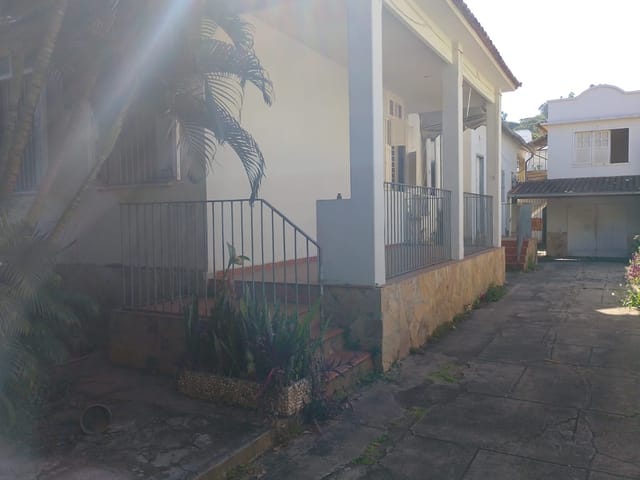 Casa 2 quartos e 2 banheiros, para alugar, no bairro Centro em Cataguases