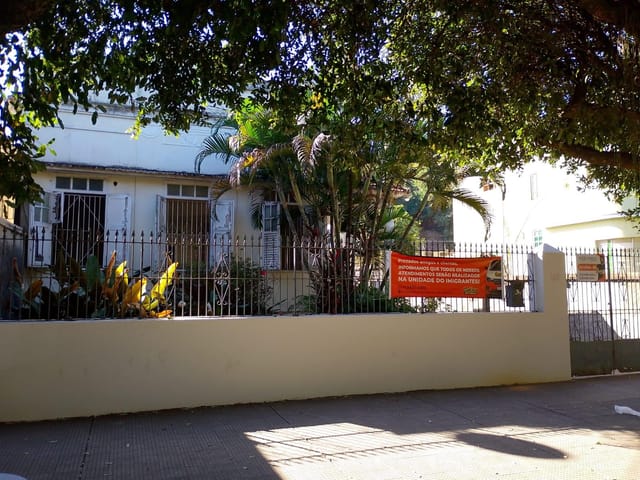 Casa 2 quartos e 2 banheiros, para alugar, no bairro Centro em Cataguases