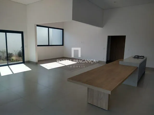Casa com 450m² 3 quartos e 5 banheiros, à venda ou para alugar, no bairro Condomínio Vale das Águas em Bragança Paulista