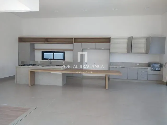 Casa com 450m² 3 quartos e 5 banheiros, à venda ou para alugar, no bairro Condomínio Vale das Águas em Bragança Paulista