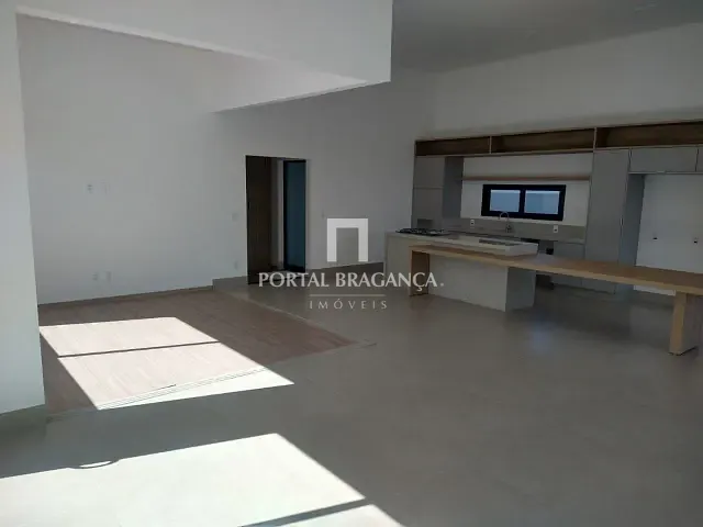 Casa com 450m² 3 quartos e 5 banheiros, à venda ou para alugar, no bairro Condomínio Vale das Águas em Bragança Paulista