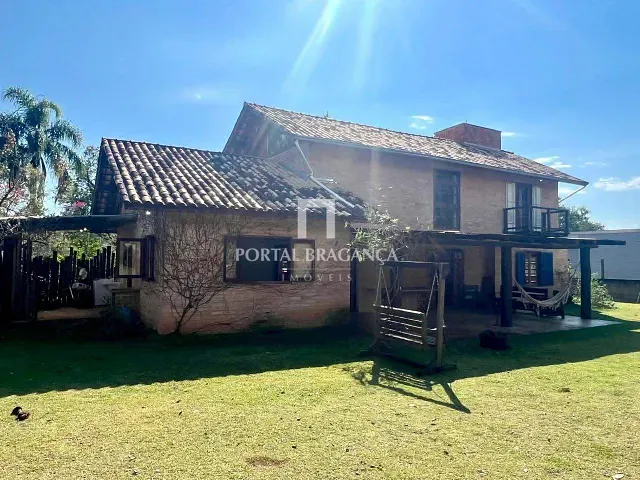 Casa com 3100m² 2 quartos e 3 banheiros, à venda, no bairro Guaripocaba em Bragança Paulista