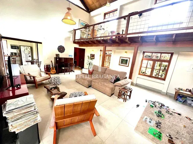 Casa com 3100m² 2 quartos e 3 banheiros, à venda, no bairro Guaripocaba em Bragança Paulista