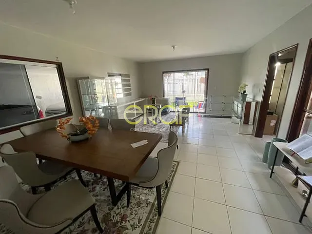 Casa com 448m² 6 quartos e 4 banheiros, à venda, no bairro Centro em Formosa