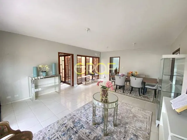 Casa com 448m² 6 quartos e 4 banheiros, à venda, no bairro Centro em Formosa
