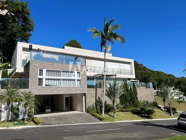 Casa com 525m² 4 quartos e 4 banheiros, à venda, no bairro Barra em Balneário Camboriú