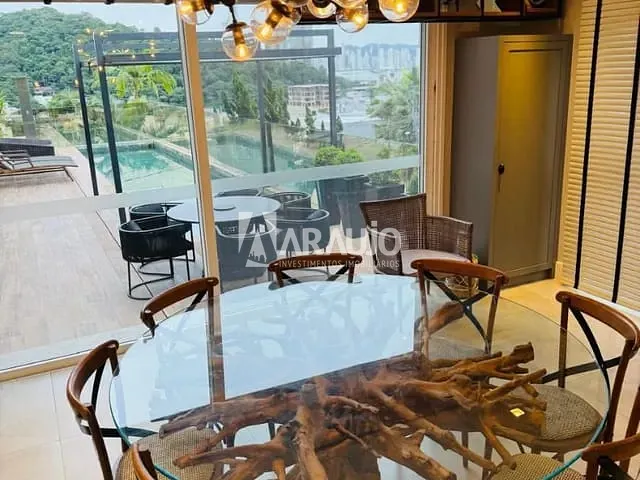 Casa com 525m² 4 quartos e 4 banheiros, à venda, no bairro Barra em Balneário Camboriú
