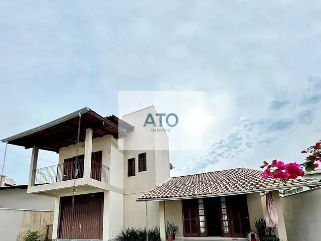Casa com 360m² 3 quartos e 2 banheiros, à venda, no bairro Centro em São João Batista