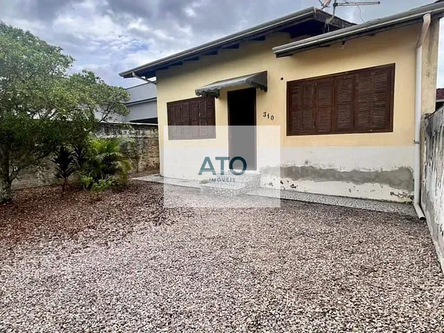 Casa com 249m² 2 quartos e 1 banheiro, à venda ou para alugar, no bairro centro em Tijucas