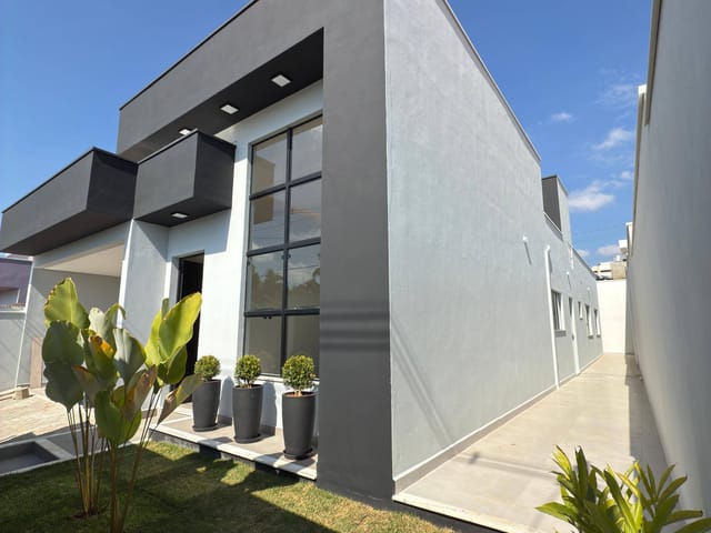 Casa 3 quartos e 2 banheiros, à venda, no bairro Residencial Santana em Lavras