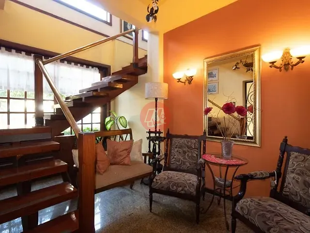 Casa com 300m² 3 quartos e 1 banheiro, à venda, no bairro Santa Cecília em Porto Alegre