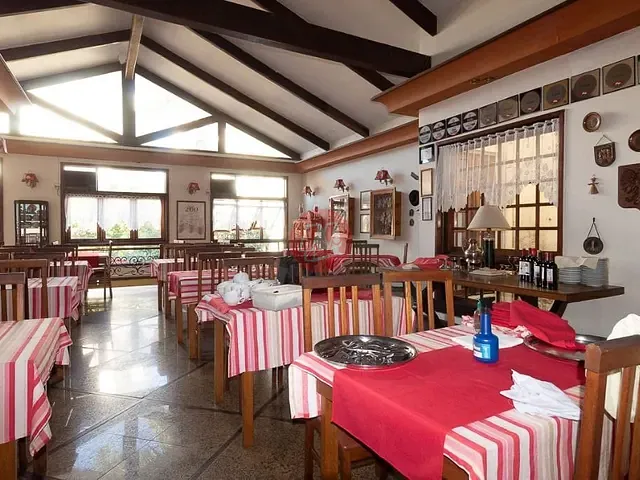 Casa com 300m² 3 quartos e 1 banheiro, à venda, no bairro Santa Cecília em Porto Alegre