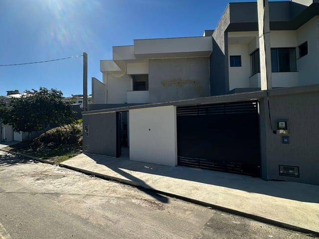Casa 2 quartos e 2 banheiros, à venda, no bairro Jardim Vitória em Macaé