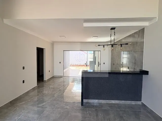 Casa com 250m² 3 quartos e 2 banheiros, à venda, no bairro Centro em Rolândia