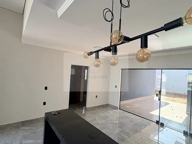 Casa com 250m² 3 quartos e 2 banheiros, à venda, no bairro Centro em Rolândia