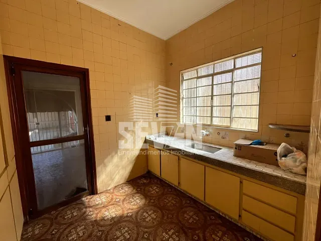 Casa com 330m² 4 quartos e 2 banheiros, à venda, no bairro Vila São João da Boa Vista em Bauru