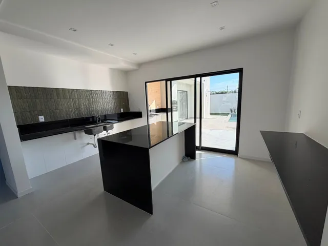 Casa com 464m² 4 quartos e 4 banheiros, à venda, no bairro Loteamento Extensao Do Serrama em Rio das Ostras