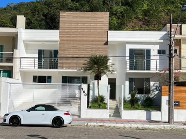 Casa com 350m², à venda, no bairro Ressacada em Itajaí