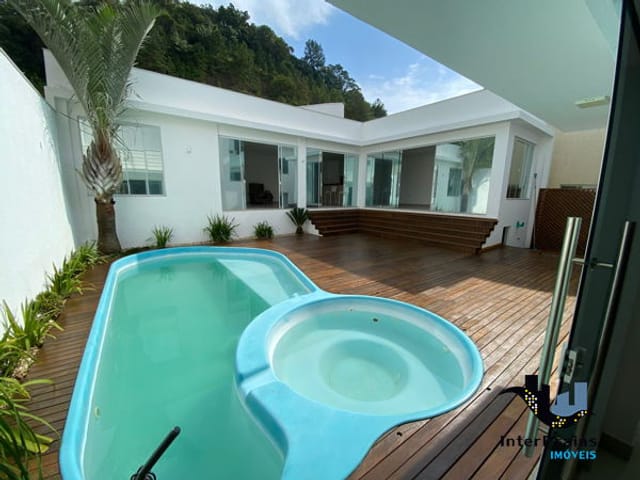 Casa com 350m², à venda, no bairro Ressacada em Itajaí