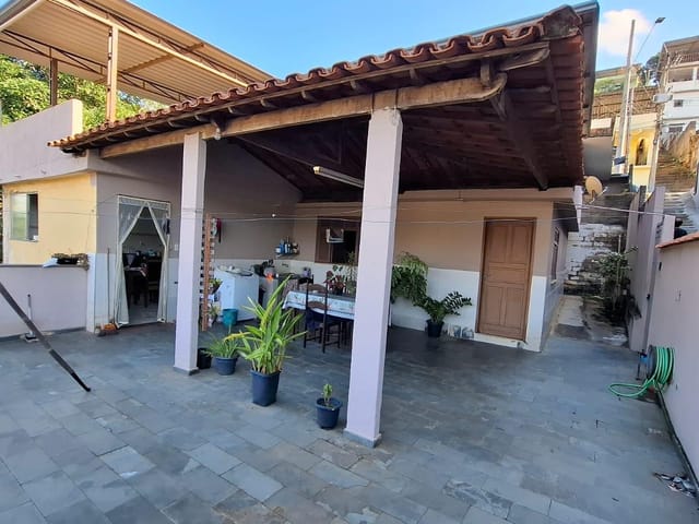 Casa 4 quartos e 2 banheiros, à venda, no bairro Vila Reis em Cataguases