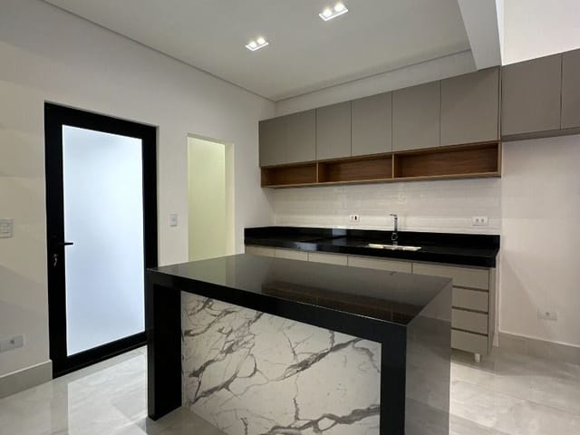 Casa com 310m² 3 quartos e 2 banheiros, à venda, no bairro Parque Novo Mundo em Americana