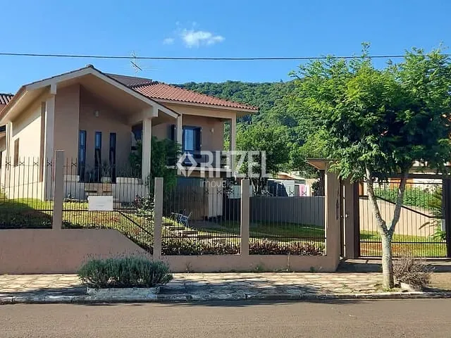Casa com 665m² 4 quartos e 3 banheiros, à venda, no bairro Centro em Morro Reuter