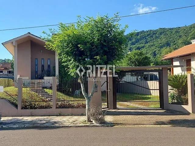Casa com 665m² 4 quartos e 3 banheiros, à venda, no bairro Centro em Morro Reuter