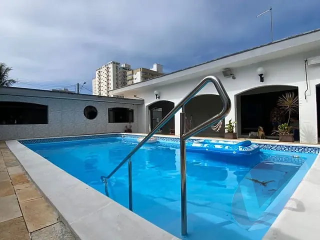 Casa com 768m² 4 quartos e 2 banheiros, à venda, no bairro Flórida em Praia Grande