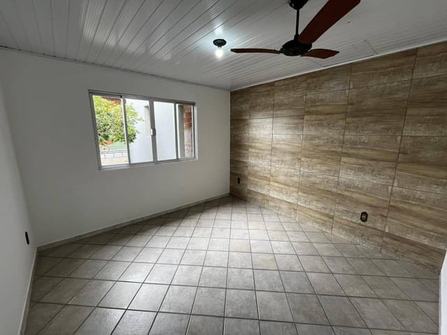 Foto do Casa - Casa com 3 dormitórios para alugar, por R$ 2500,00/mês - Flor de Napolis - São José/SC | Madri Imóveis