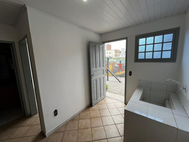 Foto do Casa - Casa com 3 dormitórios para alugar, por R$ 2500,00/mês - Flor de Napolis - São José/SC | Madri Imóveis