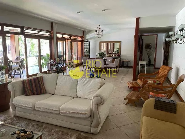 Casa com 1045m² 5 quartos e 3 banheiros, à venda, no bairro Laranjal em Volta Redonda