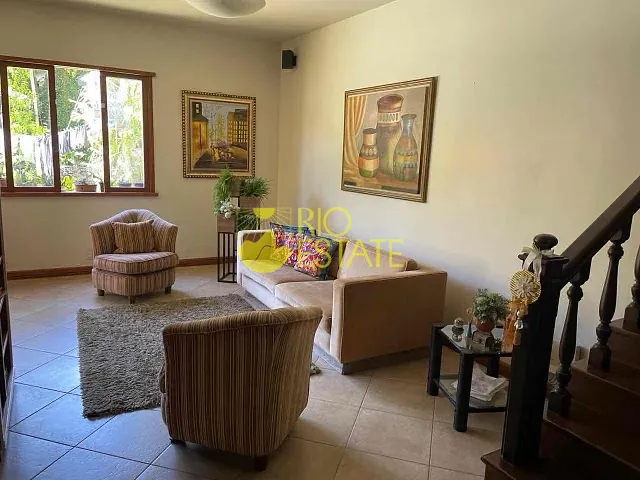 Casa com 1045m² 5 quartos e 3 banheiros, à venda, no bairro Laranjal em Volta Redonda