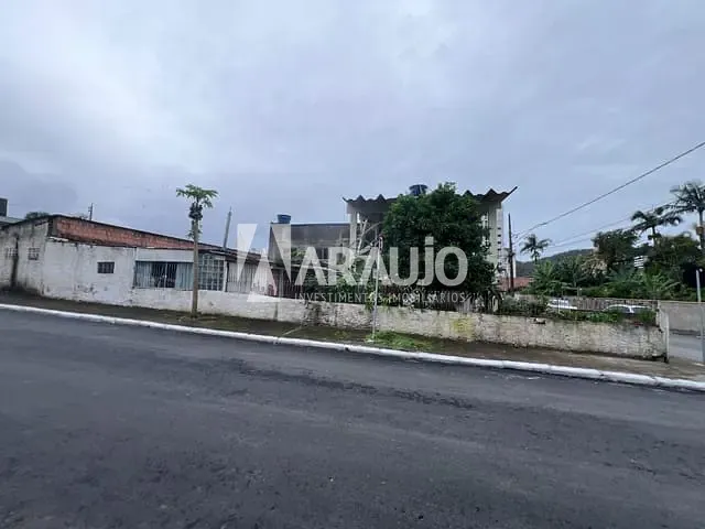 Casa com 553m² 8 quartos e 4 banheiros, à venda, no bairro Fazenda em Itajaí
