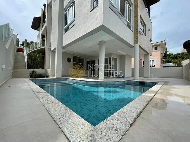 Casa com 375m² 4 quartos e 6 banheiros, à venda, no bairro João Paulo em Florianópolis