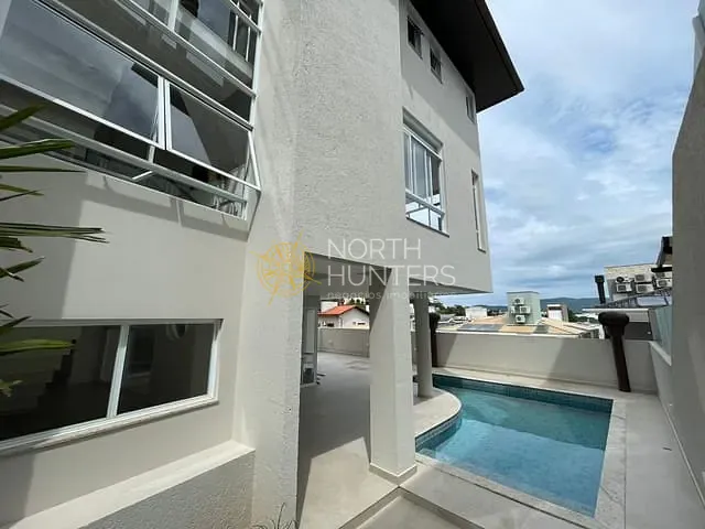 Casa com 375m² 4 quartos e 6 banheiros, à venda, no bairro João Paulo em Florianópolis