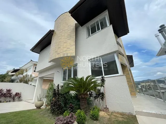 Casa com 375m² 4 quartos e 6 banheiros, à venda, no bairro João Paulo em Florianópolis