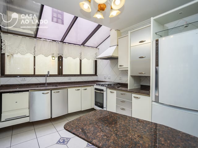 Casa 4 quartos e 6 banheiros, para alugar, no bairro Bom Retiro em Curitiba