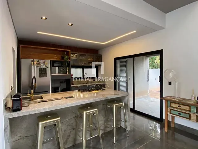 Casa com 300m² 3 quartos e 5 banheiros, à venda, no bairro Condomínio Residencial Mirante de Bragança em Bragança Paulista